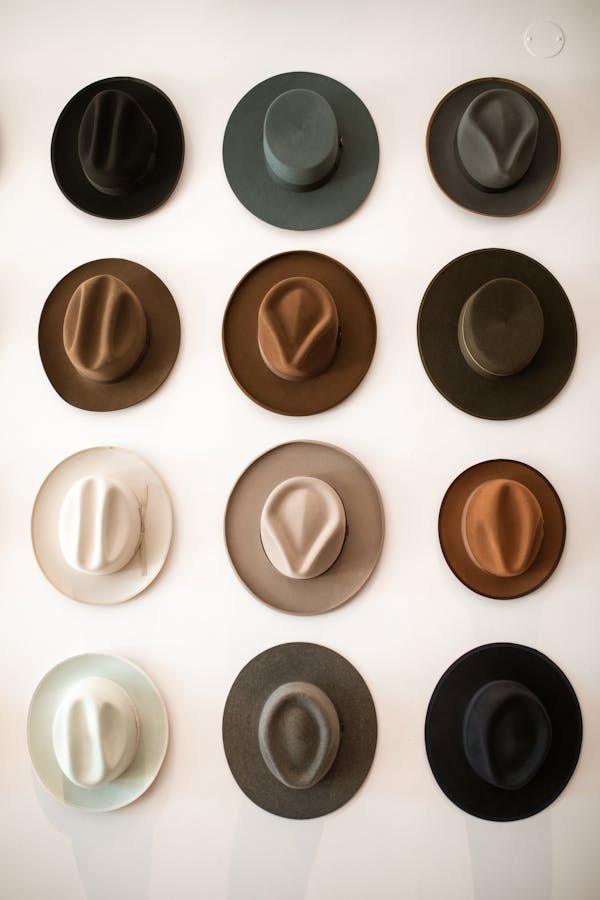 Le style intemporel du chapeau fedora : à ne pas manquer !